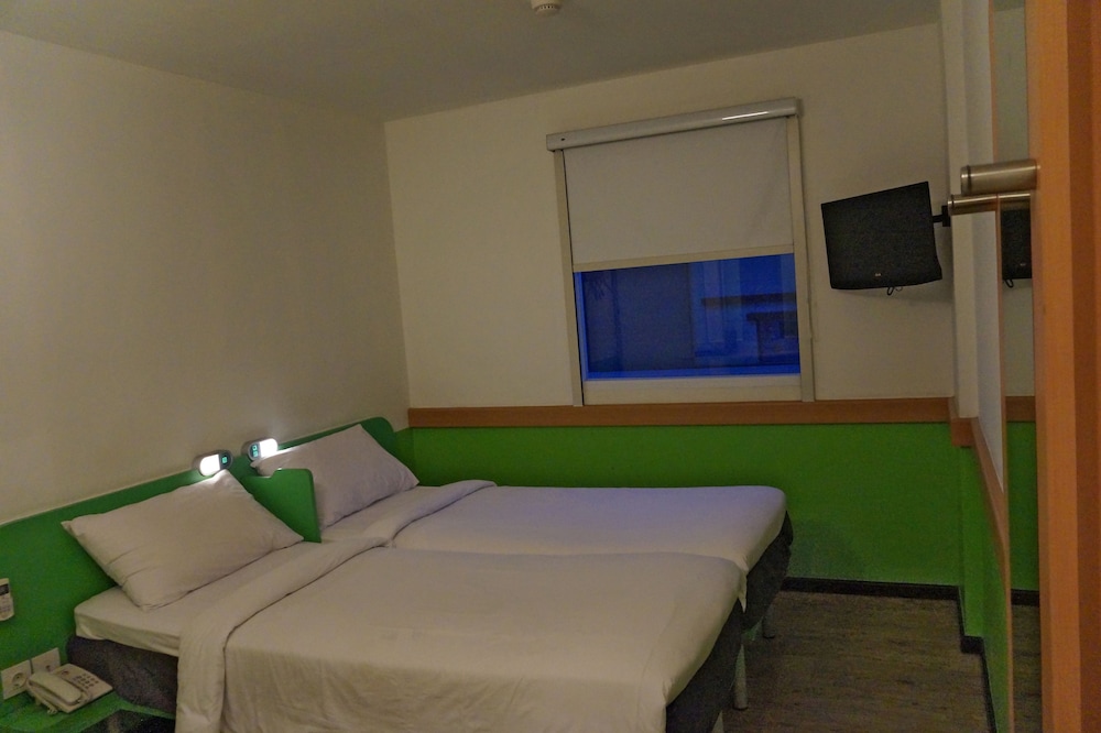Standard Room, 2 Twin Beds photo 2