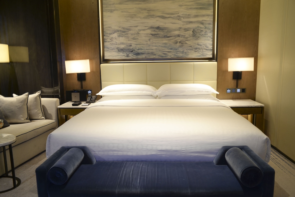 Room, 1 King Bed (Tower, Balcony) photo 3