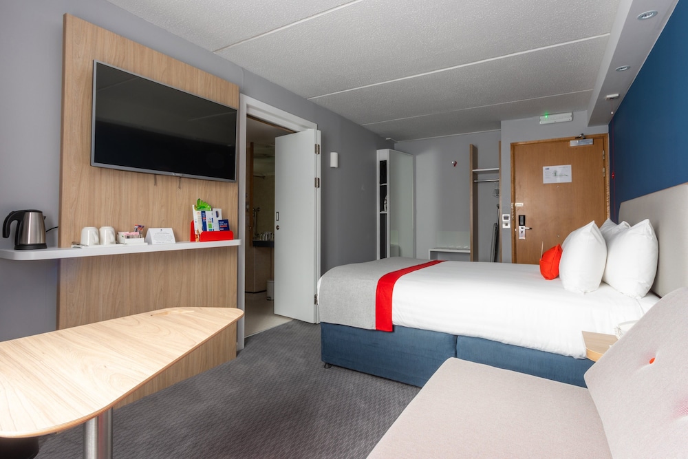 Standard Room, 1 Double Bed, Accessible (with Free Hot Breakfast) - Photo 5