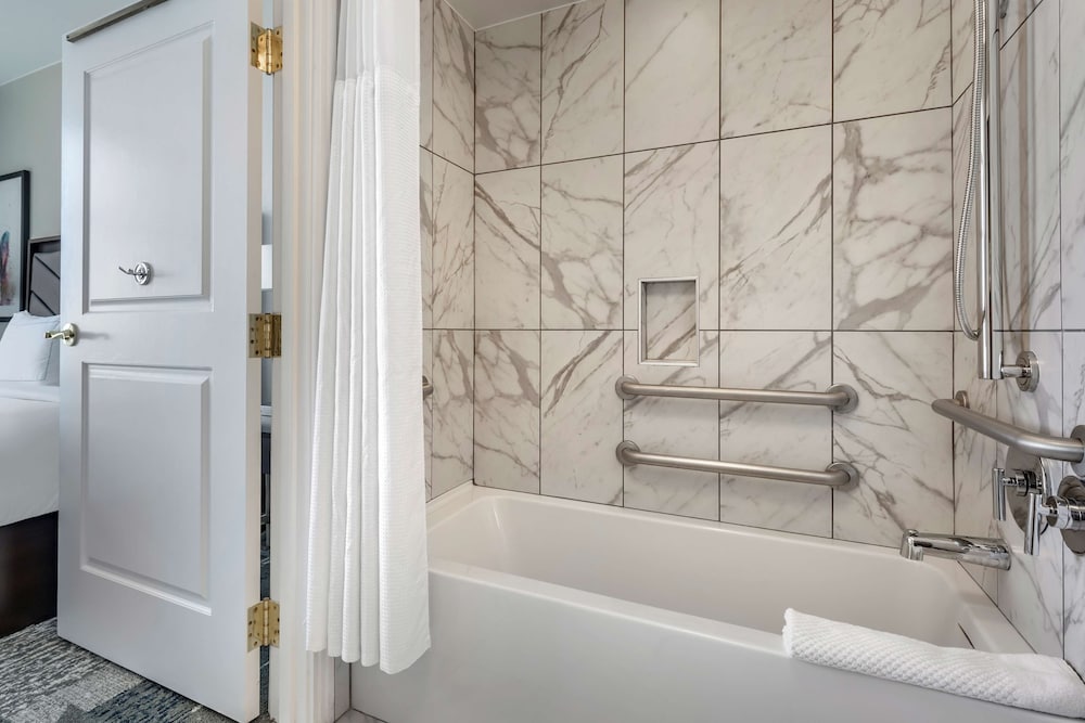 Suite, 1 King Bed, Bathtub (Mobility, Hearing) - Photo 7