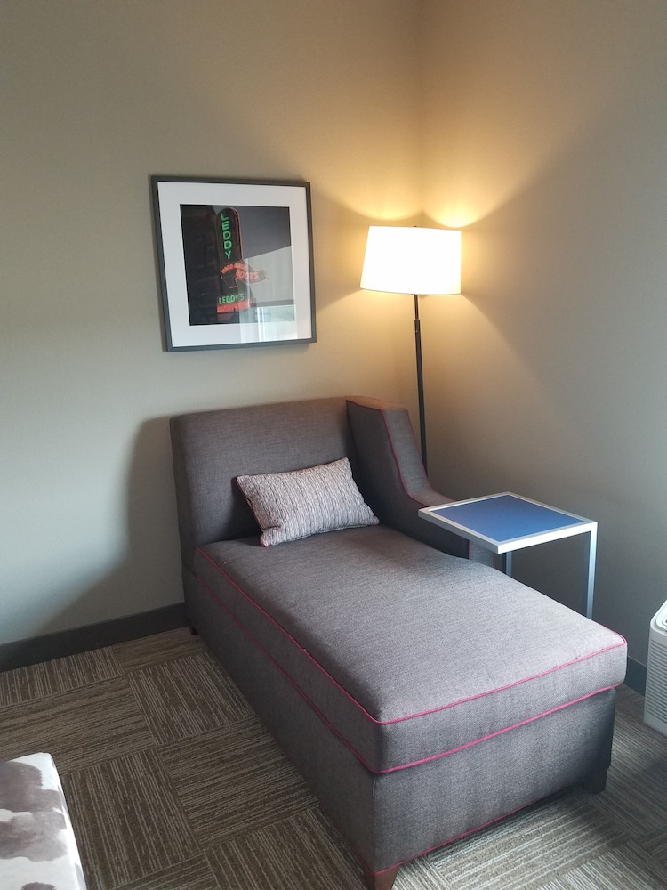 Studio, 1 King Bed, Refrigerator & Microwave (Wet Bar)