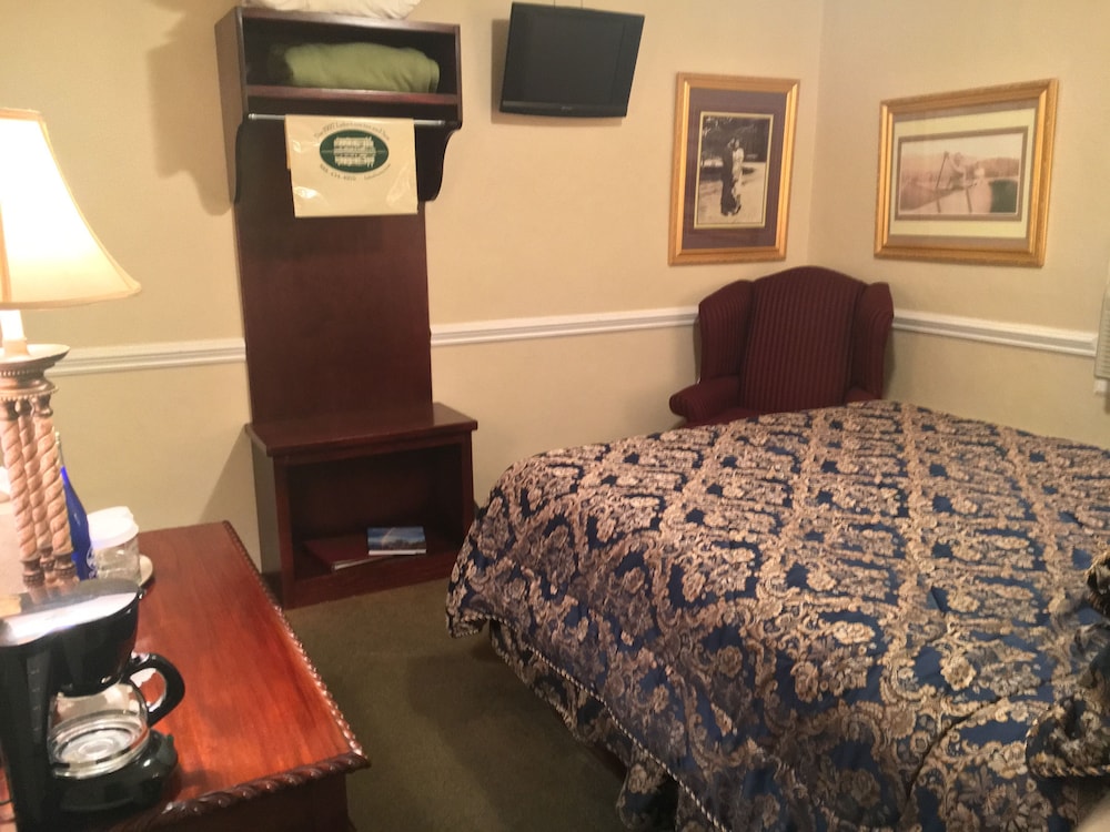 Economy Single Room, 1 Queen Bed, Annex Building (located beside the Historic Inn) photo 2