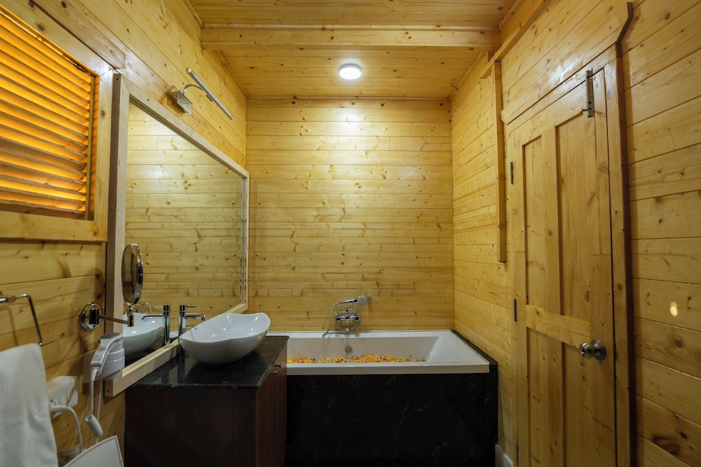 Superior Double Room, 1 King Bed, Private Bathroom, Pool View photo 3