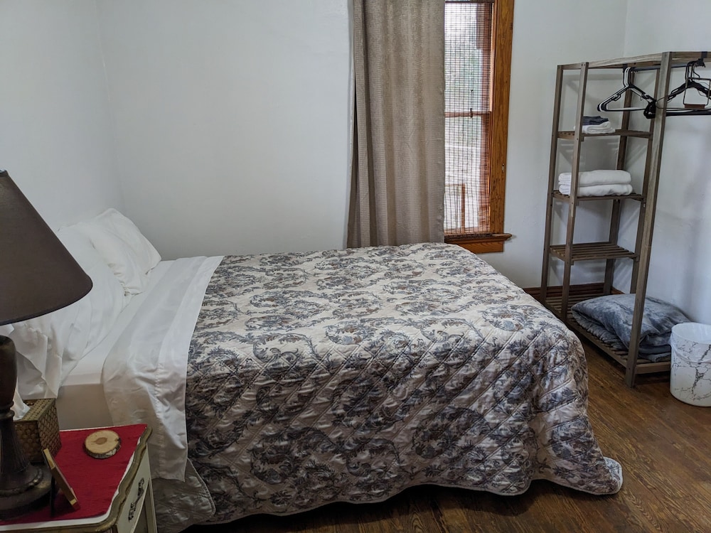 Private Bath, Queen Bed photo 2
