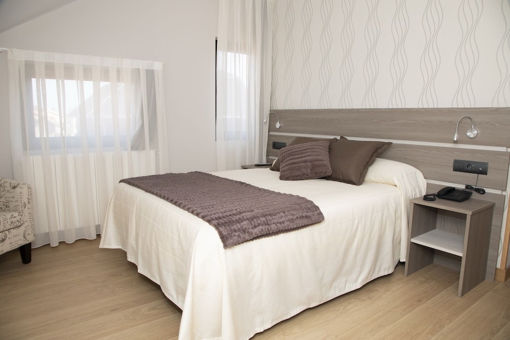 Classic Double or Twin Room, Private Bathroom - Photo 3