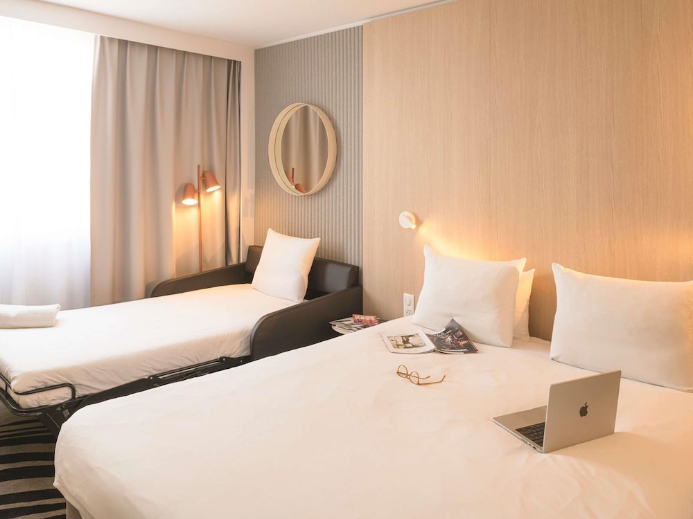 Superior Room, 1 Queen Bed, Accessible thumbnail 5