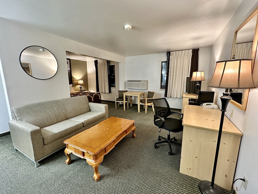 Suite, 1 King Bed, Non Smoking photo 1