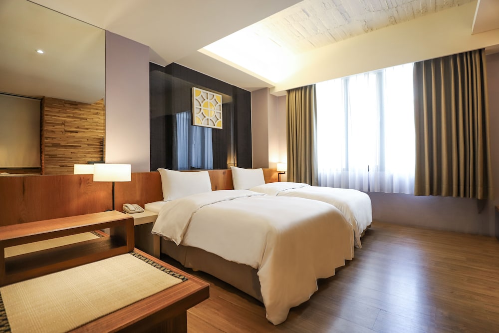 Standard Twin Room thumbnail 6
