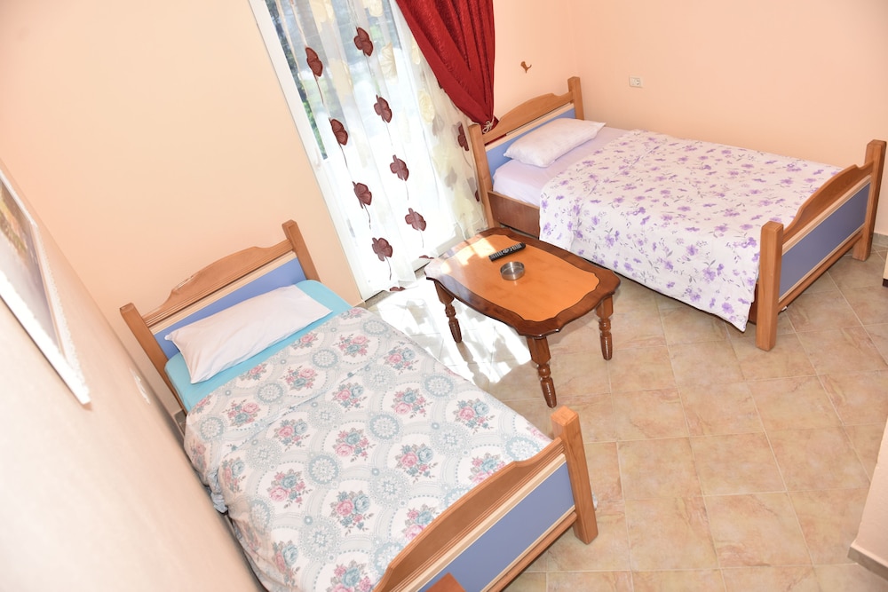 Economy Twin Room photo 2