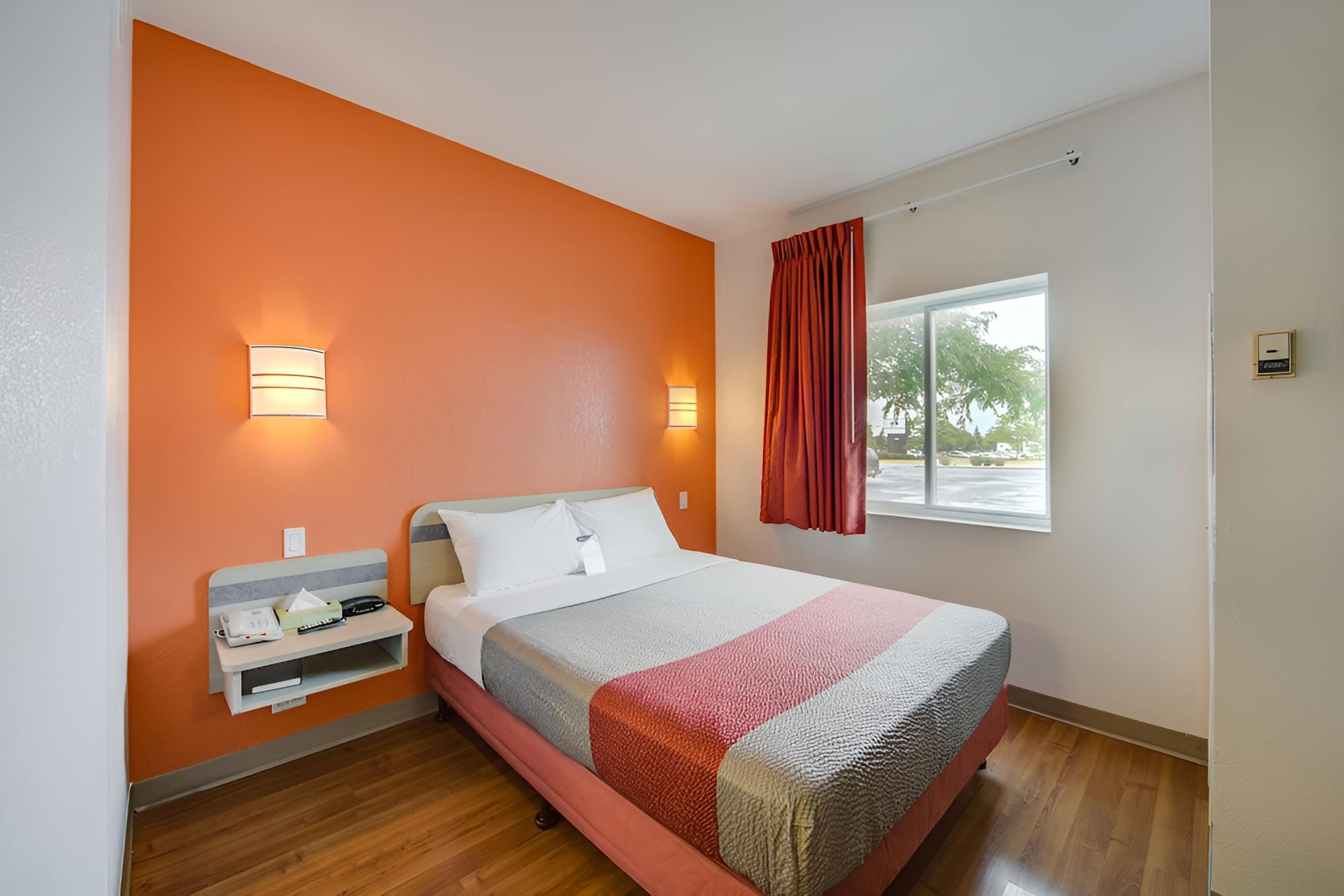 Standard Room, 1 Queen Bed, Accessible, Non Smoking photo 2