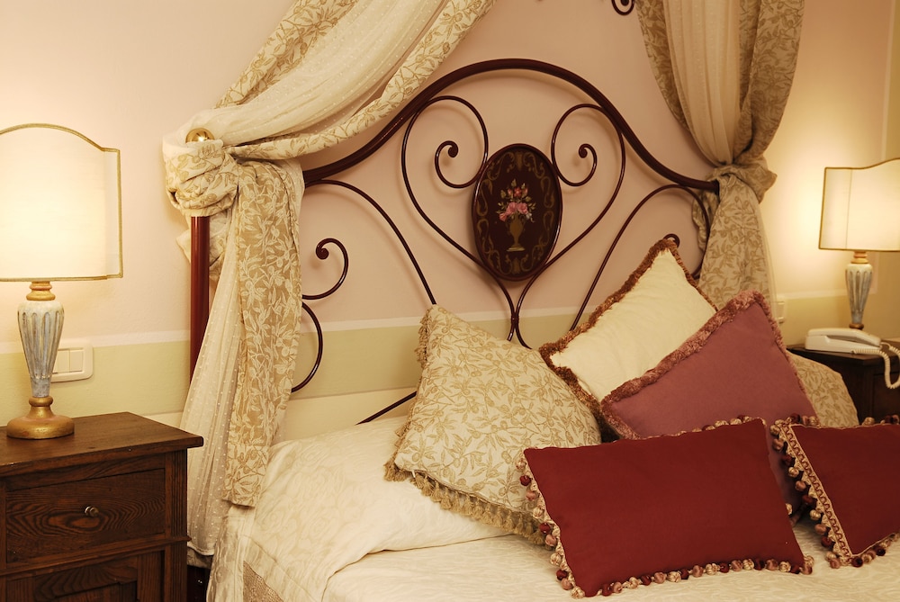 Classic Room, 1 Double Bed (Romantic) - Photo 4