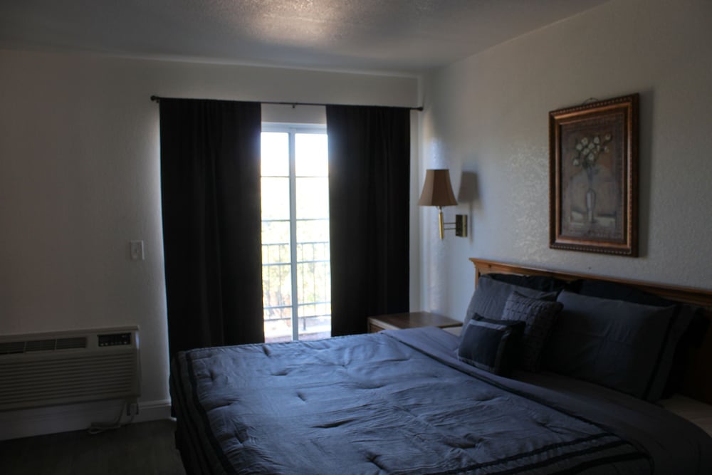 Suite, 1 King Bed, River View - Photo 2