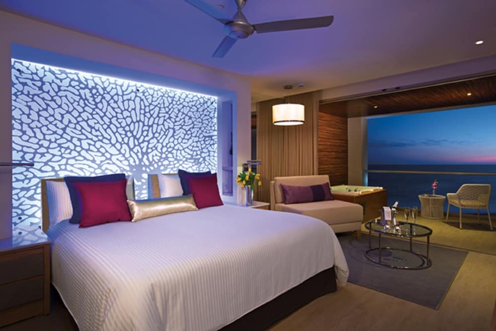 Xhale Club Junior Suite Ocean Front Whirlpool King
