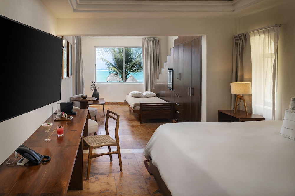 Rooftop Beachfront Suite