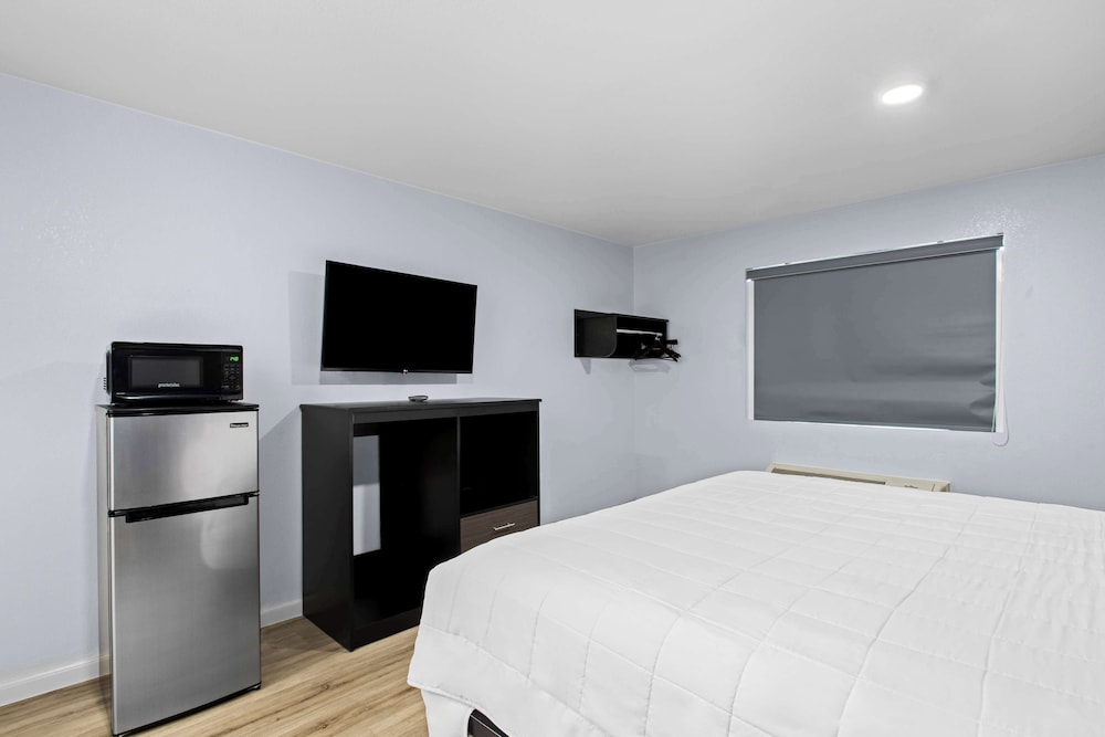 Suite, 1 King Bed, Non Smoking (Deluxe) - Photo 3