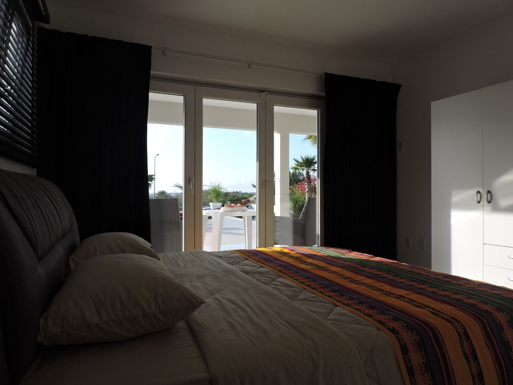 Deluxe Room, 1 Bedroom, Pool View photo 2