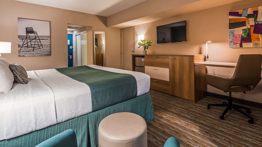Standard Room, 1 King Bed, Non Smoking, Refrigerator - Photo 4
