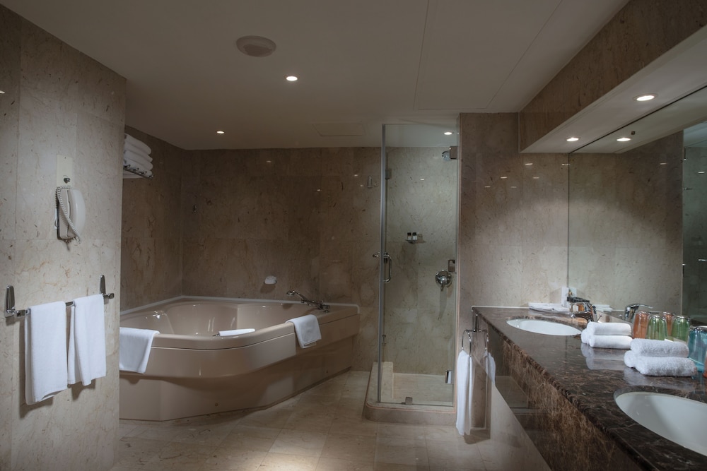Suite, 2 Bedrooms, Balcony - Photo 5