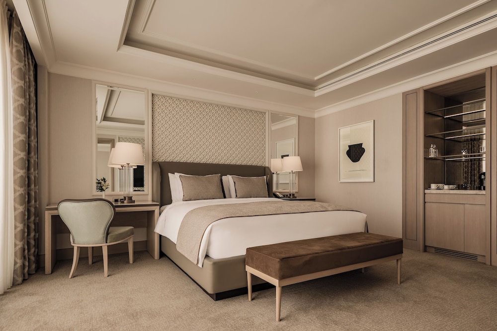 Deluxe Room, 1 King Bed, Accessible, Pool View photo 1