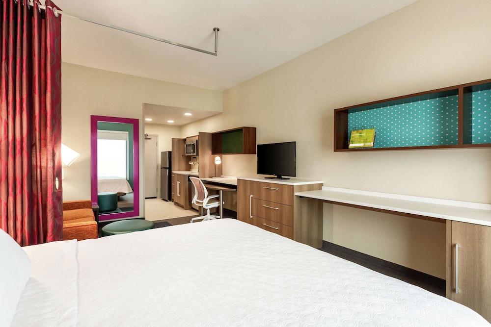 Studio, 1 King Bed, Accessible, Bathtub (Hearing) photo 3