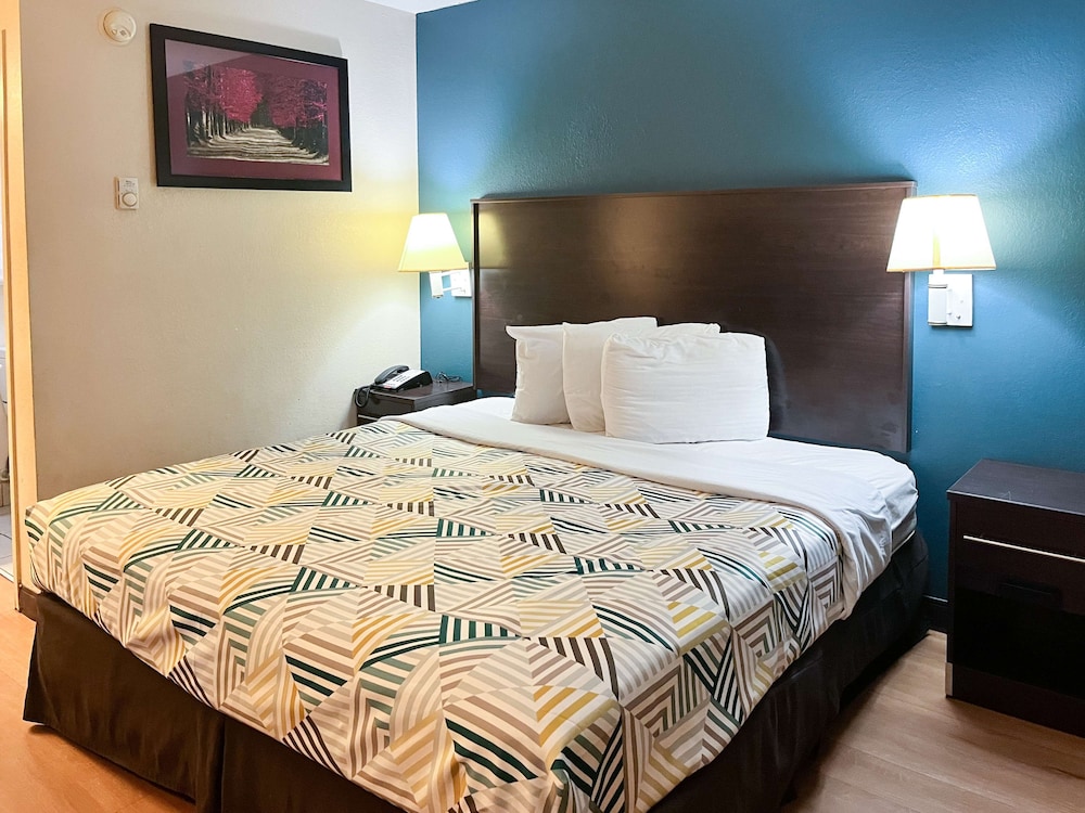 Deluxe Room, 1 King Bed, Accessible, Non Smoking photo 2