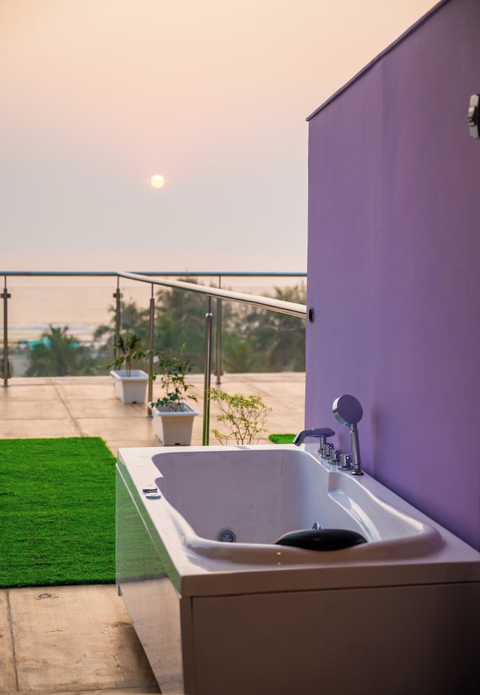 Deluxe Sea View Room with Balcony and Open Jacuzzi photo 2