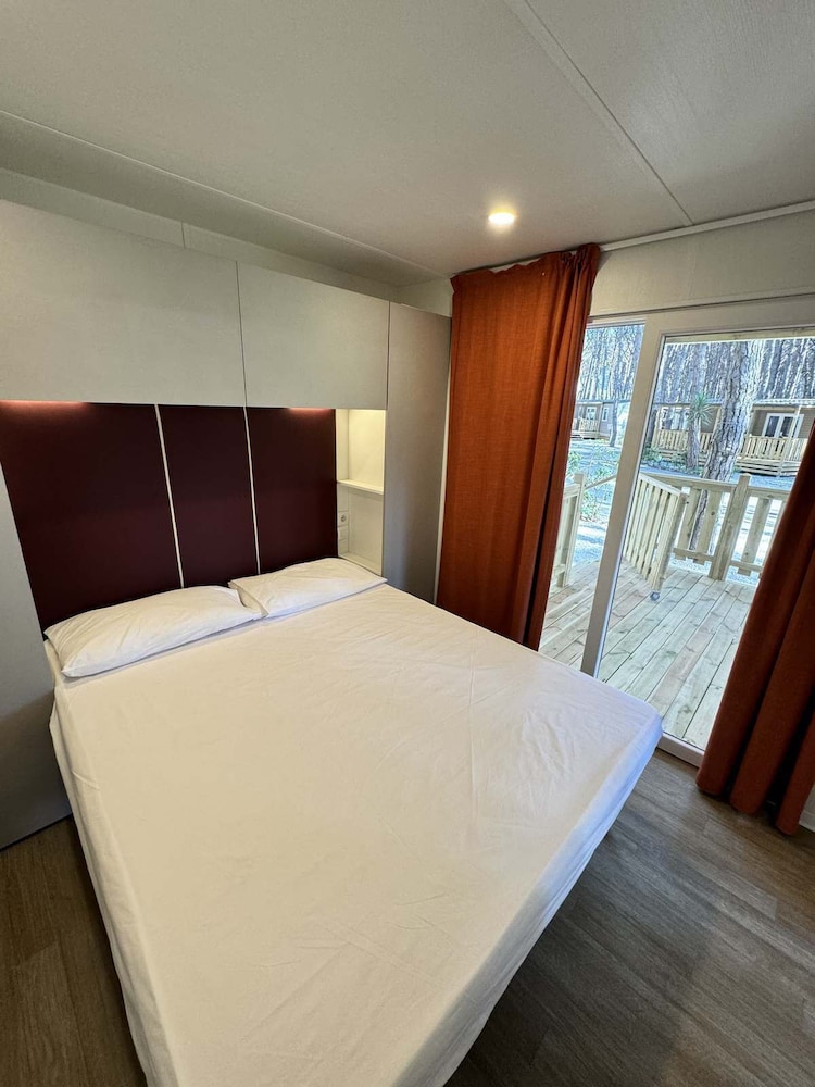Deluxe Mobile Home, 2 Bedrooms photo 2