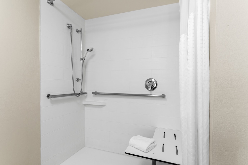 Standard Room, 1 King Bed, Pool View (Walk-In Shower)