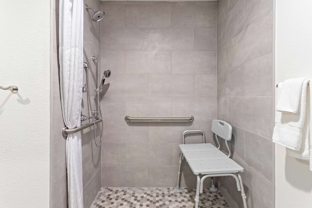 Room, 1 King Bed, Accessible - Photo 5