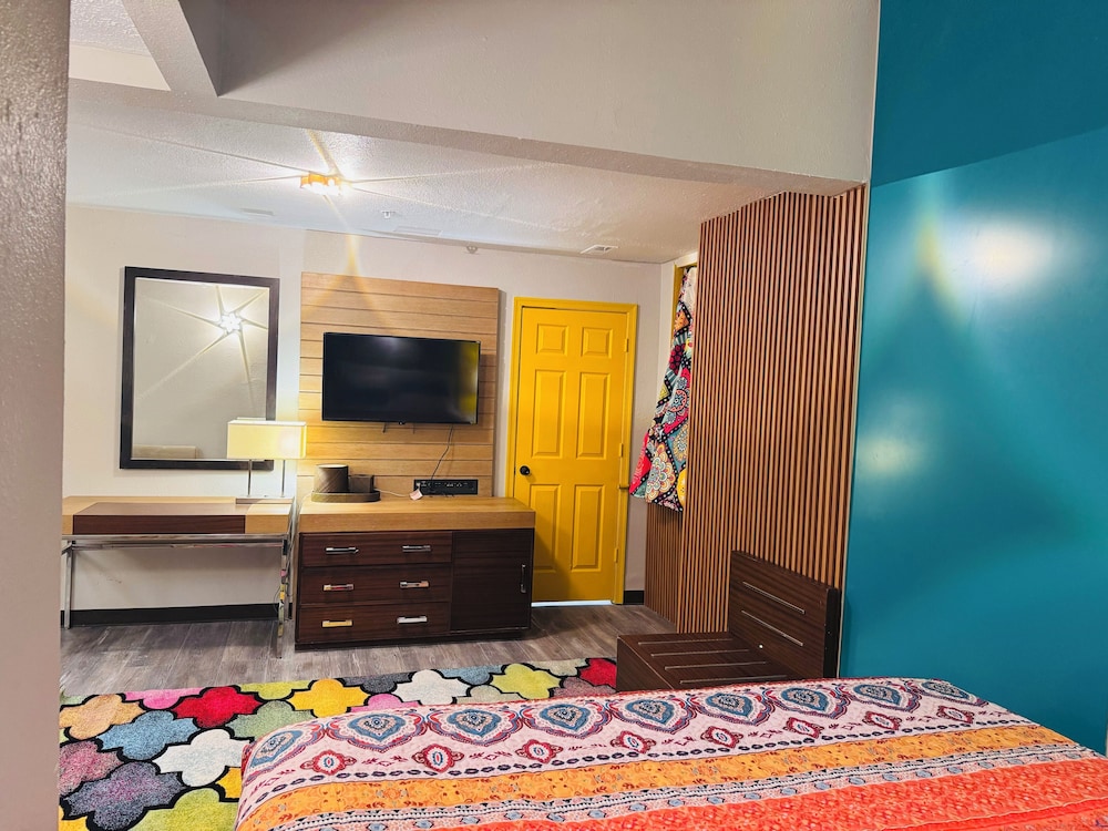 Economy Room, 1 King Bed photo 1
