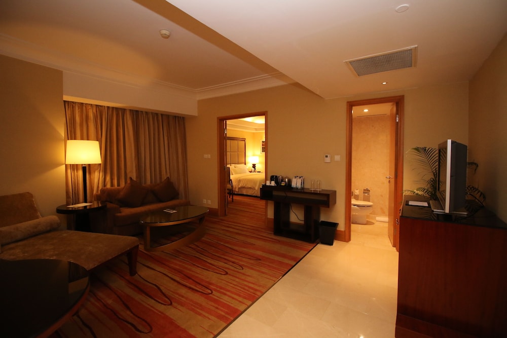 Suite, 1 King Bed, City View, Poolside - Photo 3