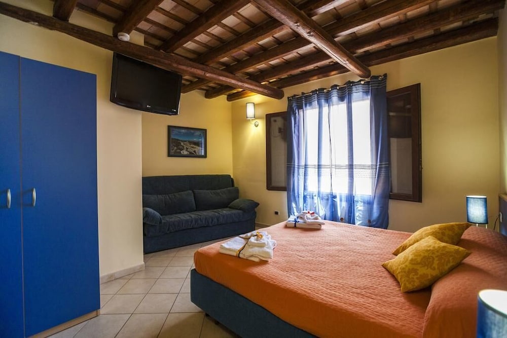Family Apartment, 2 Bedrooms - Photo 2