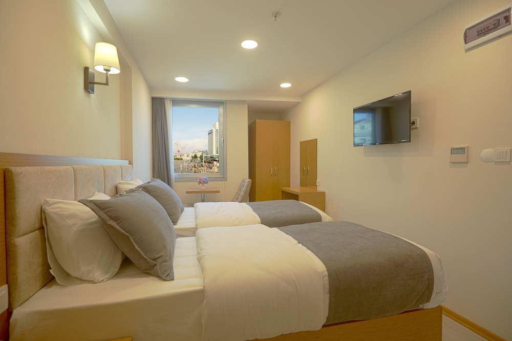 Standard Quadruple Room, City View photo 2