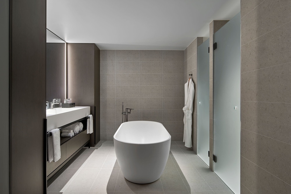 Signature Suite, 1 King Bed, City View - Photo 11