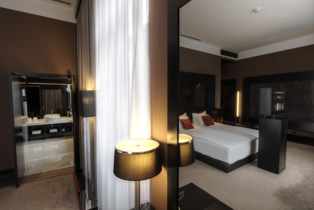 Deluxe Room - Photo 9