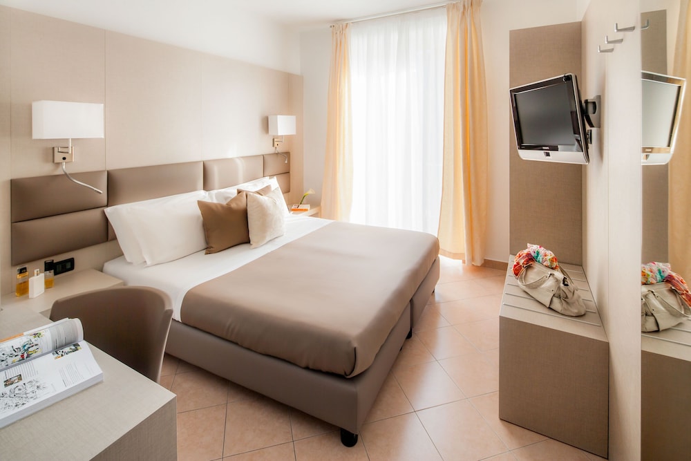 Superior Double or Twin Room, Balcony, Partial Sea View - Photo 2