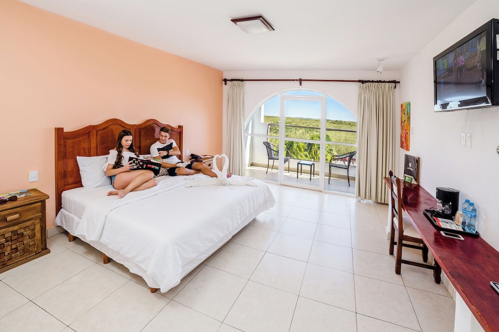 Junior Room, 1 King Bed, Non Smoking, Pool View photo 1