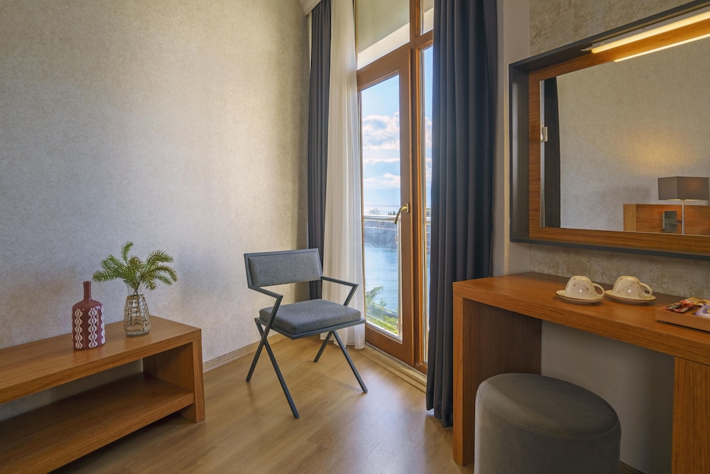 Superior Room, Sea View thumbnail 6