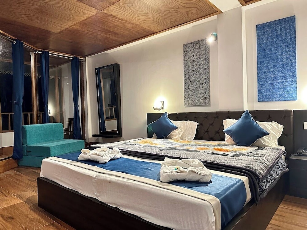 Executive Room, 1 King Bed, Private Bathroom, Mountain View photo 1