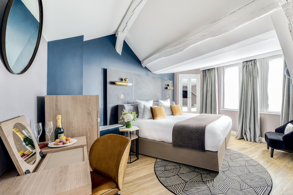 Executive Room thumbnail 6
