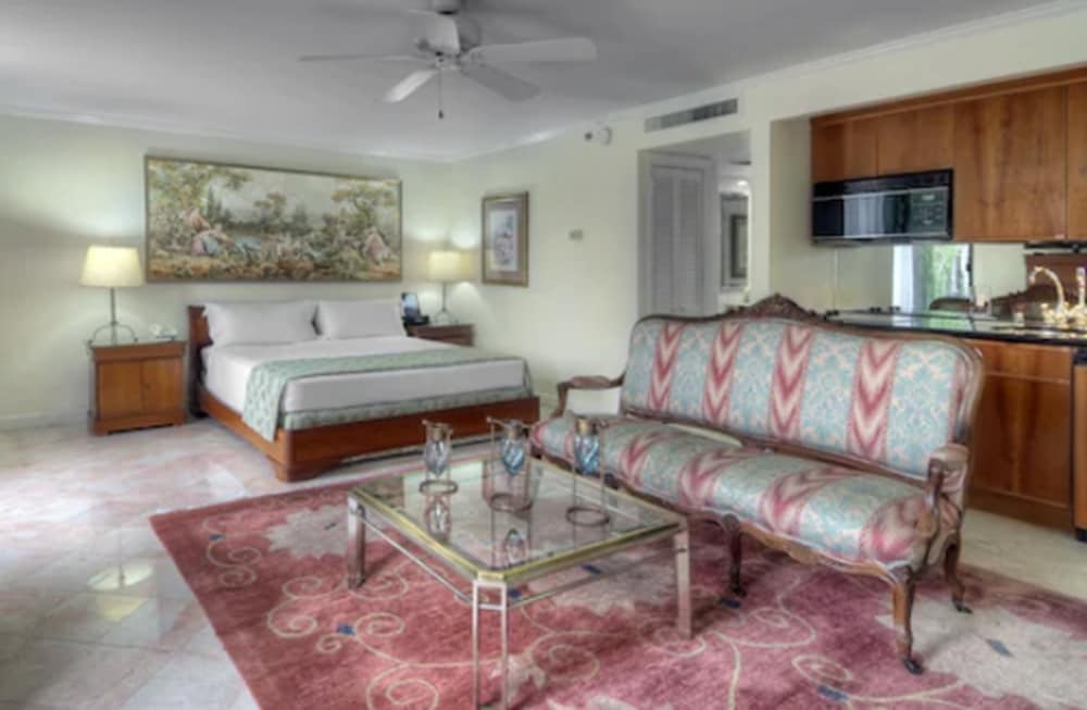 Suite, 1 King Bed, Kitchen - Photo 3