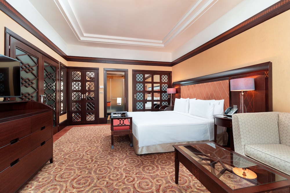 Suite, 1 Bedroom, Club Lounge Access, Pool View - Photo 1
