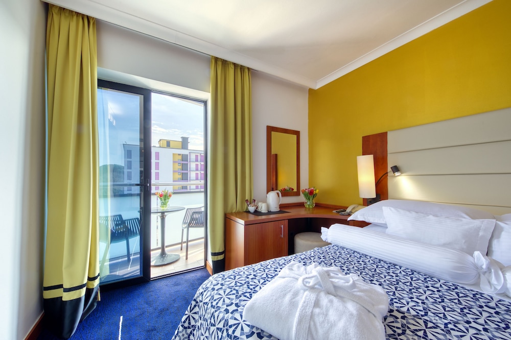 Comfort Double Room, Balcony (Parking View)
