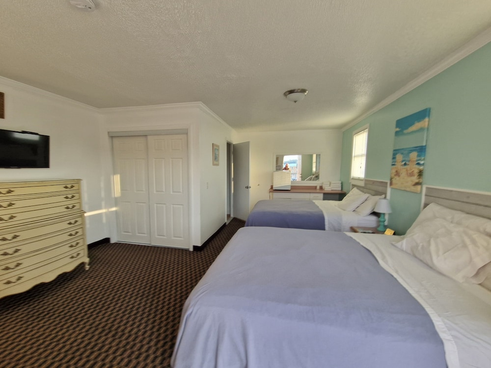 Double Room, 2 Queen Beds, Partial Ocean View, Corner
