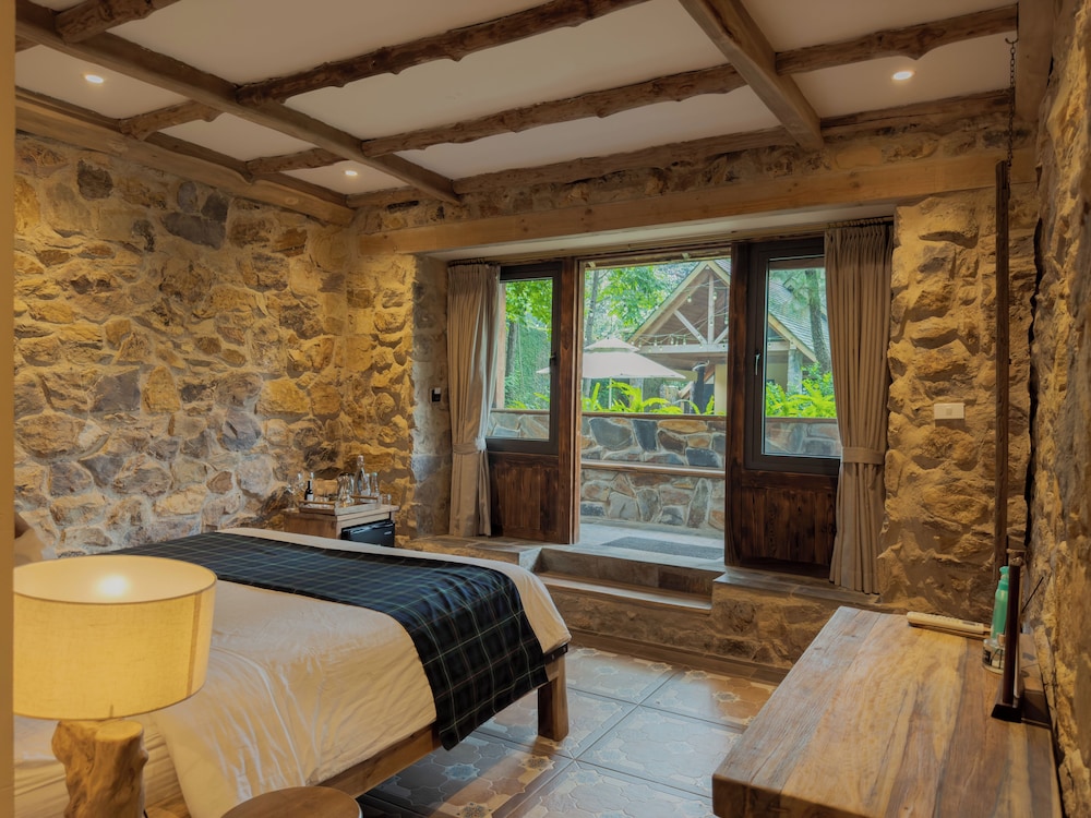 Deluxe Double Room, 1 King Bed, Terrace, Pool View