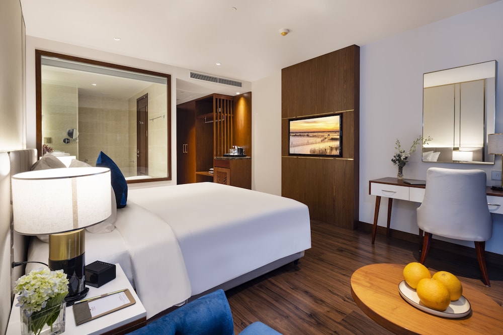 Premier Room, 1 King Bed, Balcony, Sea View photo 3