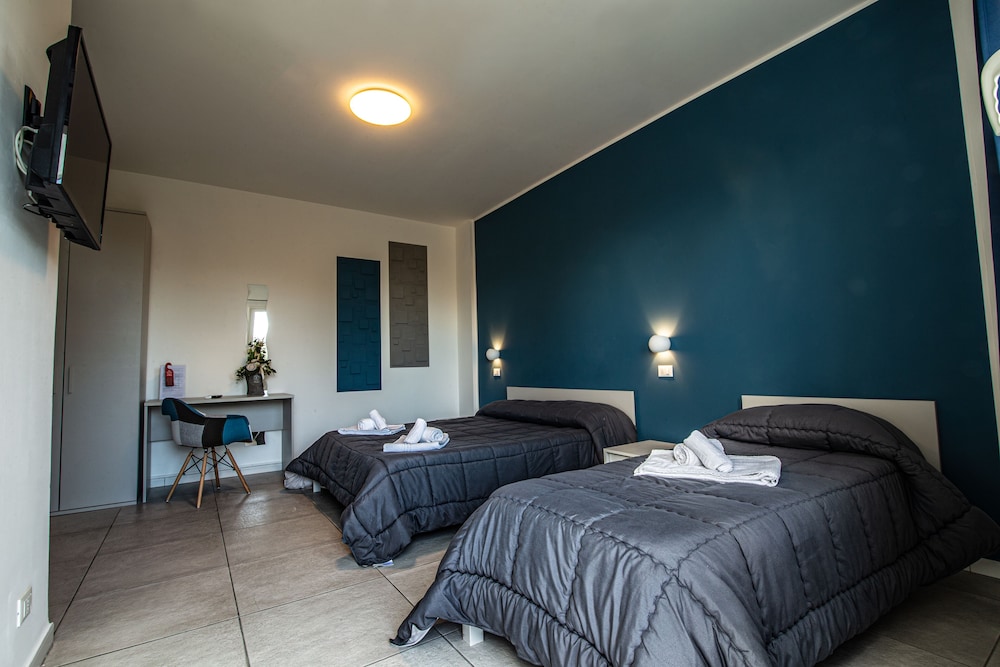 Deluxe Triple Room, Garden View - Photo 5