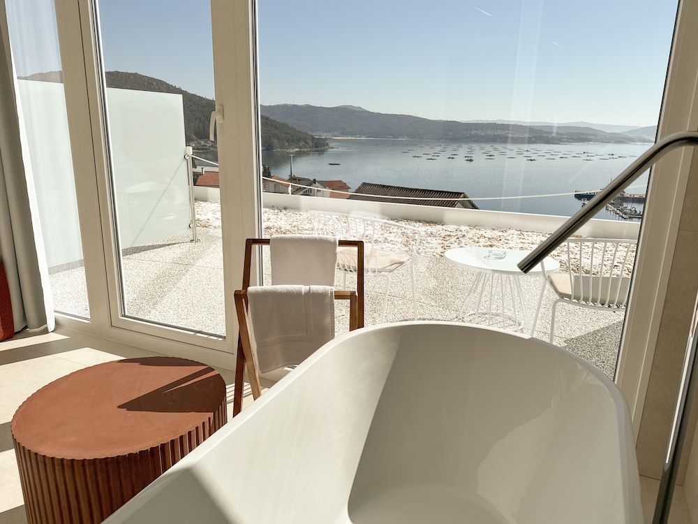 Superior Room, 1 King Bed, Terrace, Sea View photo 2