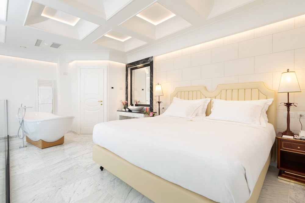 Suite, 1 King Bed, Sea View