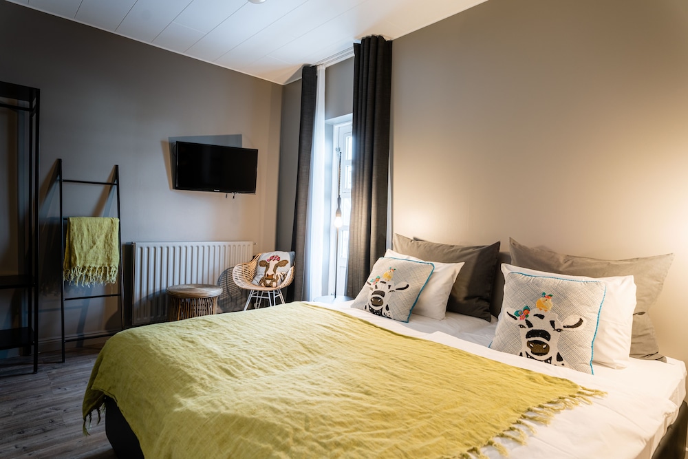 Standard Double or Twin Room - Photo 9